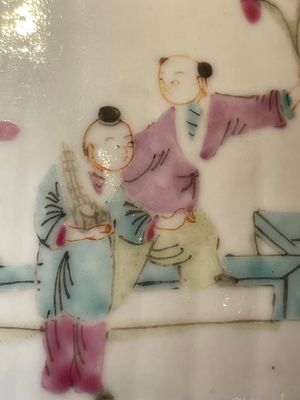 A pair of Chinese famille rose jars and covers with figures in a garden, Tongzhi mark and of the period — 照片 12