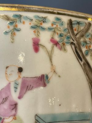 A pair of Chinese famille rose jars and covers with figures in a garden, Tongzhi mark and of the period — 照片 13