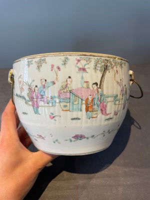 A pair of Chinese famille rose jars and covers with figures in a garden, Tongzhi mark and of the period — 照片 19