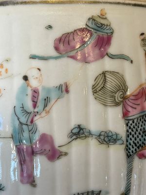 A pair of Chinese famille rose jars and covers with figures in a garden, Tongzhi mark and of the period — 照片 20
