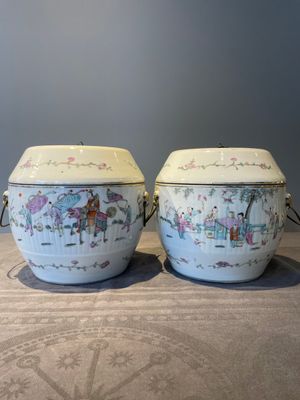 A pair of Chinese famille rose jars and covers with figures in a garden, Tongzhi mark and of the period — 照片 2