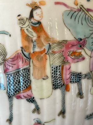 A pair of Chinese famille rose jars and covers with figures in a garden, Tongzhi mark and of the period — 照片 21