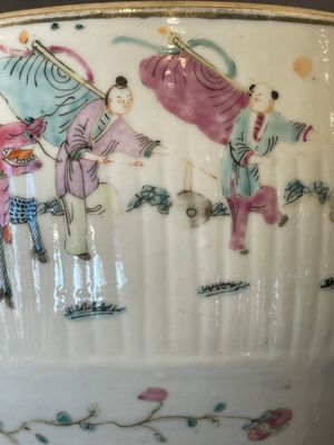 A pair of Chinese famille rose jars and covers with figures in a garden, Tongzhi mark and of the period — 照片 22