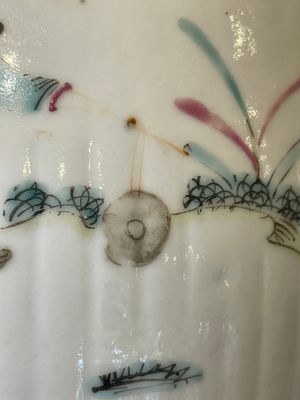 A pair of Chinese famille rose jars and covers with figures in a garden, Tongzhi mark and of the period — 照片 23