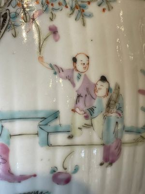 A pair of Chinese famille rose jars and covers with figures in a garden, Tongzhi mark and of the period — 照片 24