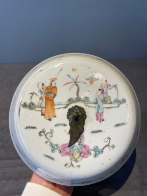 A pair of Chinese famille rose jars and covers with figures in a garden, Tongzhi mark and of the period — 照片 27
