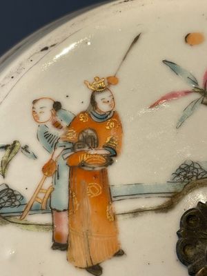 A pair of Chinese famille rose jars and covers with figures in a garden, Tongzhi mark and of the period — 照片 29
