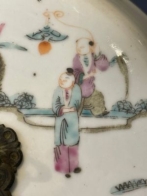 A pair of Chinese famille rose jars and covers with figures in a garden, Tongzhi mark and of the period — 照片 30