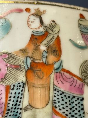 A pair of Chinese famille rose jars and covers with figures in a garden, Tongzhi mark and of the period — 照片 3