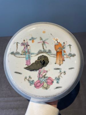 A pair of Chinese famille rose jars and covers with figures in a garden, Tongzhi mark and of the period — 照片 33