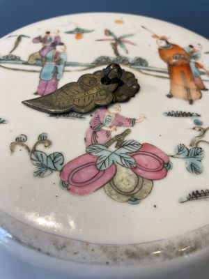A pair of Chinese famille rose jars and covers with figures in a garden, Tongzhi mark and of the period — 照片 34