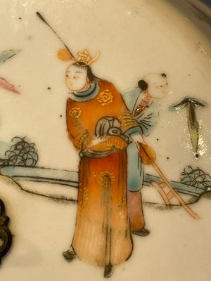 A pair of Chinese famille rose jars and covers with figures in a garden, Tongzhi mark and of the period — 照片 35
