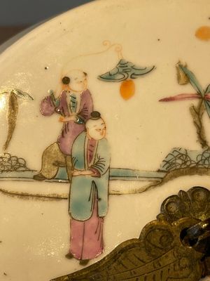 A pair of Chinese famille rose jars and covers with figures in a garden, Tongzhi mark and of the period — 照片 36
