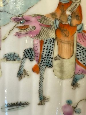A pair of Chinese famille rose jars and covers with figures in a garden, Tongzhi mark and of the period — 照片 4