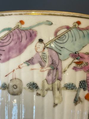 A pair of Chinese famille rose jars and covers with figures in a garden, Tongzhi mark and of the period — 照片 5