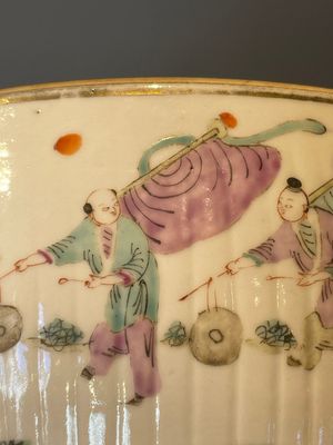 A pair of Chinese famille rose jars and covers with figures in a garden, Tongzhi mark and of the period — 照片 6