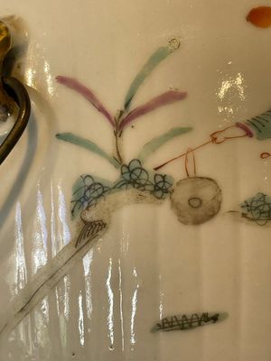 A pair of Chinese famille rose jars and covers with figures in a garden, Tongzhi mark and of the period — 照片 7