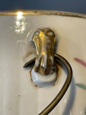A pair of Chinese famille rose jars and covers with figures in a garden, Tongzhi mark and of the period — 照片 8