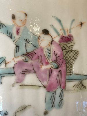 A pair of Chinese famille rose jars and covers with figures in a garden, Tongzhi mark and of the period — 照片 9