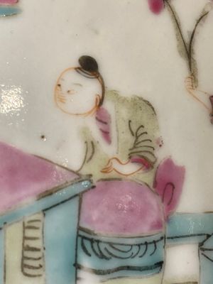 A pair of Chinese famille rose jars and covers with figures in a garden, Tongzhi mark and of the period — 照片 10