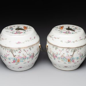 A pair of Chinese famille rose jars and covers with figures in a garden, Tongzhi mark and of the period — 照片 1