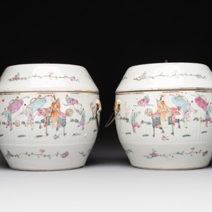 A pair of Chinese famille rose jars and covers with figures in a garden, Tongzhi mark and of the period — 照片 3