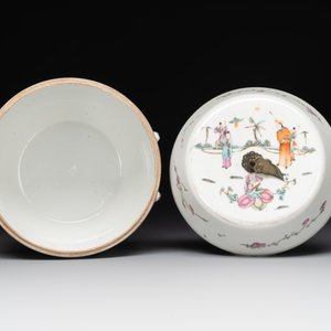 A pair of Chinese famille rose jars and covers with figures in a garden, Tongzhi mark and of the period — 照片 4