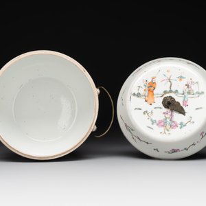 A pair of Chinese famille rose jars and covers with figures in a garden, Tongzhi mark and of the period — 照片 6