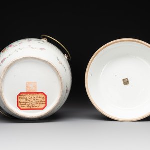 A pair of Chinese famille rose jars and covers with figures in a garden, Tongzhi mark and of the period — 照片 7