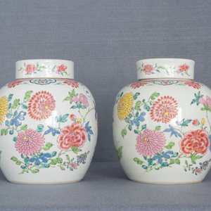 A pair of Chinese famille rose jars and covers with floral design, Yongzheng — photo 11
