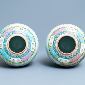 A pair of Chinese famille rose jars with narrative scenes, 19/20th C. — 照片 5