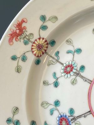 A pair of Chinese famille rose 'Jiangxi Province' plates, endless knot mark, 19/20th C. — photo 4