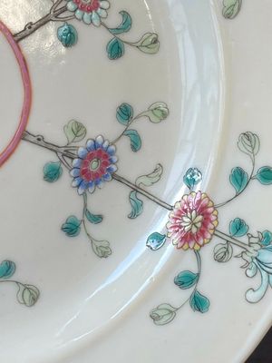 A pair of Chinese famille rose 'Jiangxi Province' plates, endless knot mark, 19/20th C. — photo 7