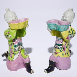A pair of Chinese famille rose kneeling boy figures, 18/19th C. — 照片 1
