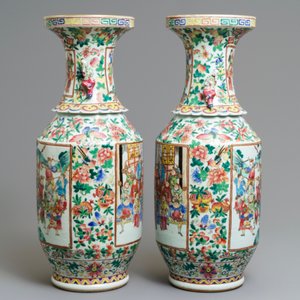 A pair of Chinese famille rose lady-handle vases, 19th C. — 照片 2