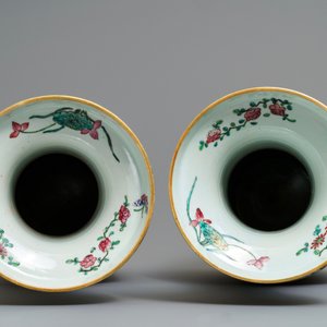 A pair of Chinese famille rose lady-handle vases, 19th C. — 照片 5