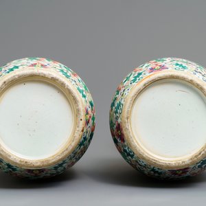 A pair of Chinese famille rose lady-handle vases, 19th C. — 照片 6