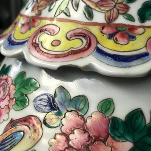 A pair of Chinese famille rose lady-handle vases, 19th C. — 照片 8