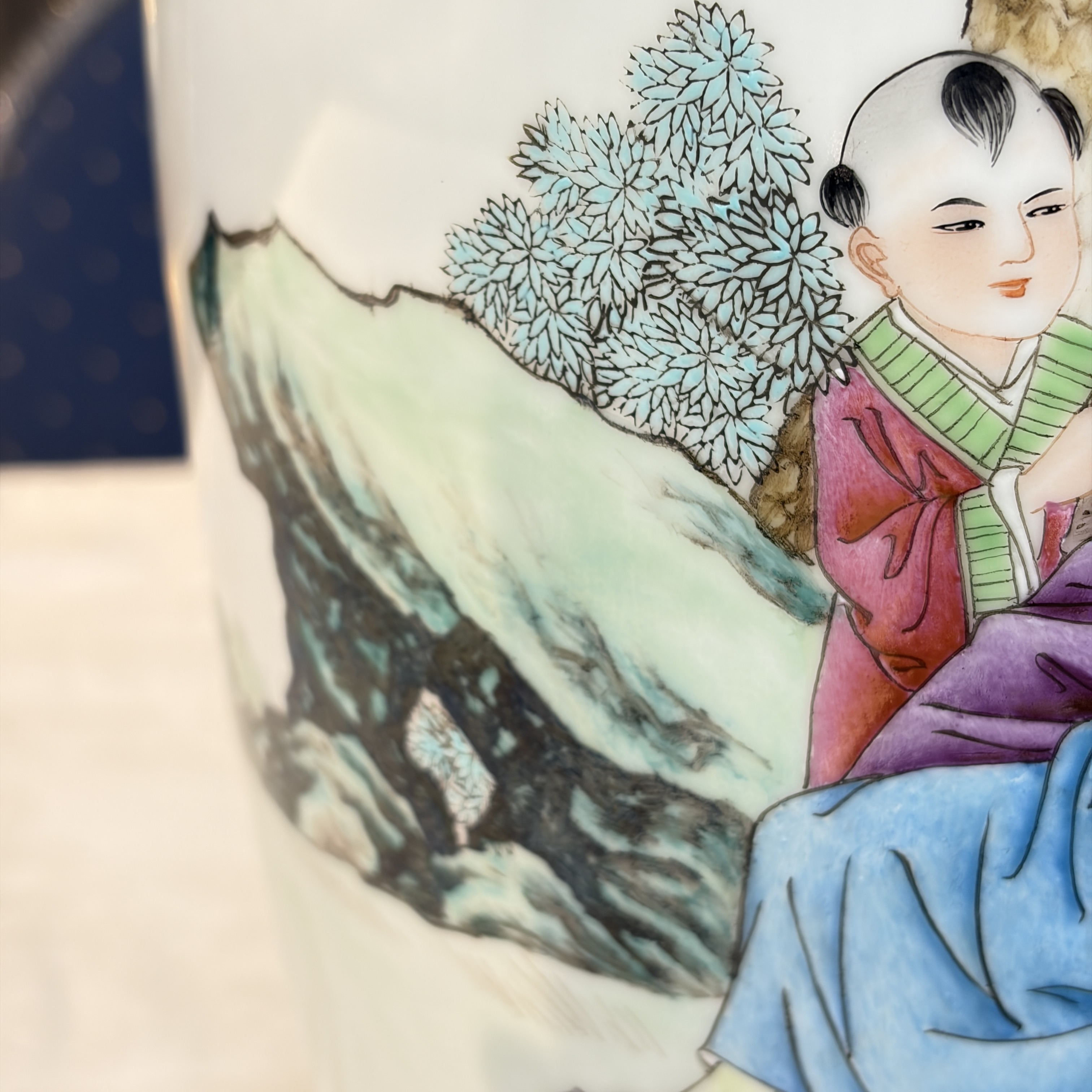 A pair of Chinese famille rose 'Landscape' vases and an 'Immortals' vase — 照片 6