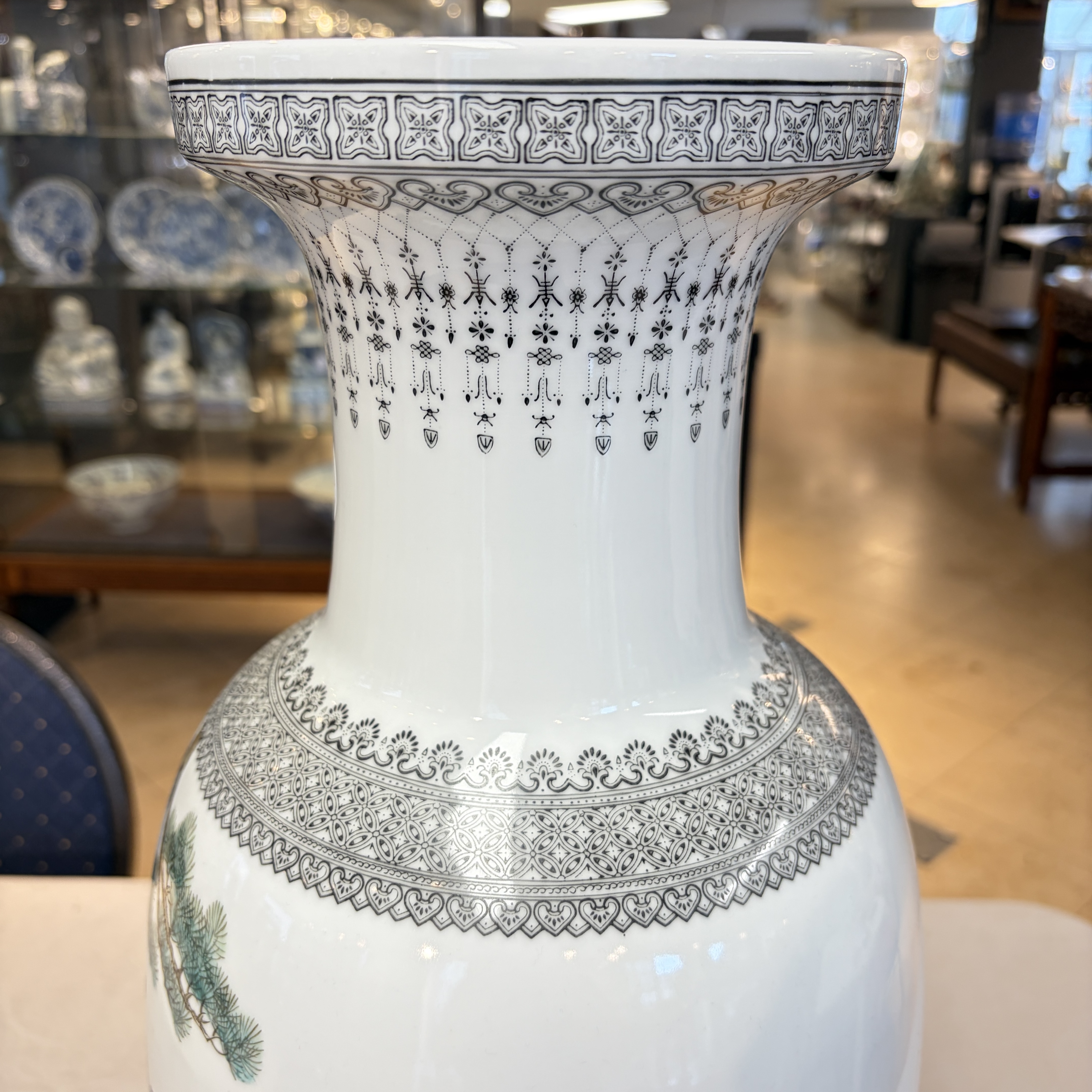 A pair of Chinese famille rose 'Landscape' vases and an 'Immortals' vase — 照片 10