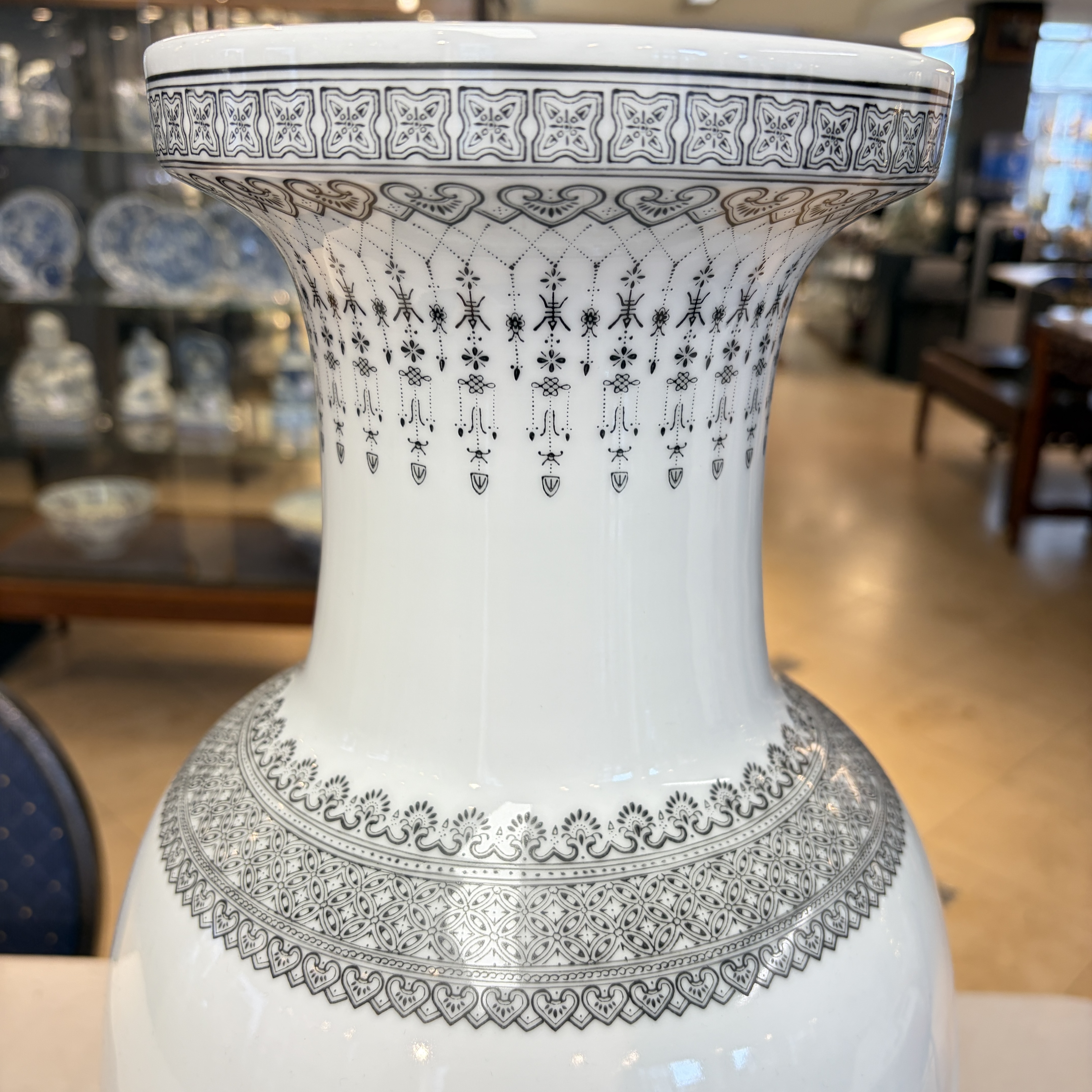 A pair of Chinese famille rose 'Landscape' vases and an 'Immortals' vase — 照片 13