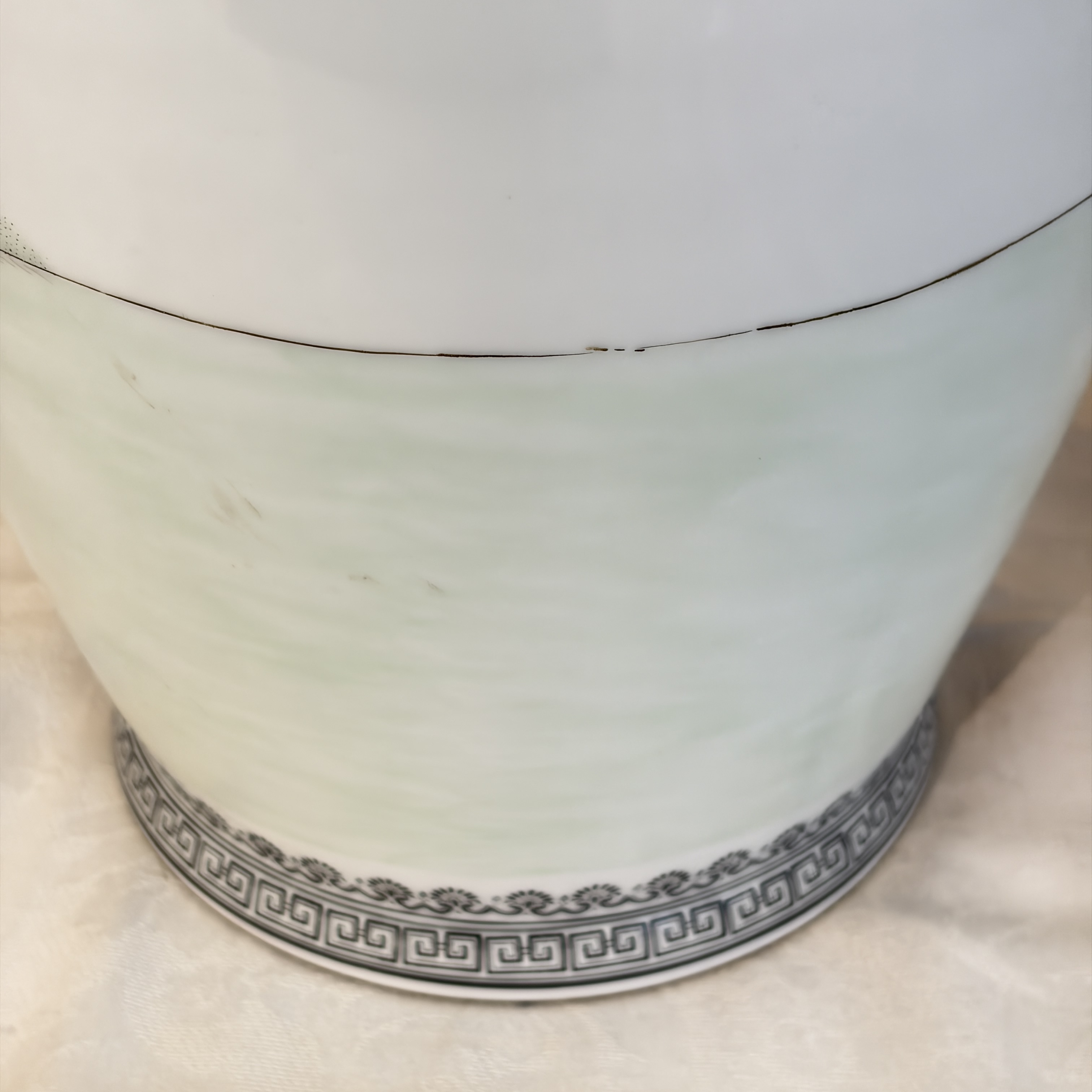 A pair of Chinese famille rose 'Landscape' vases and an 'Immortals' vase — 照片 16