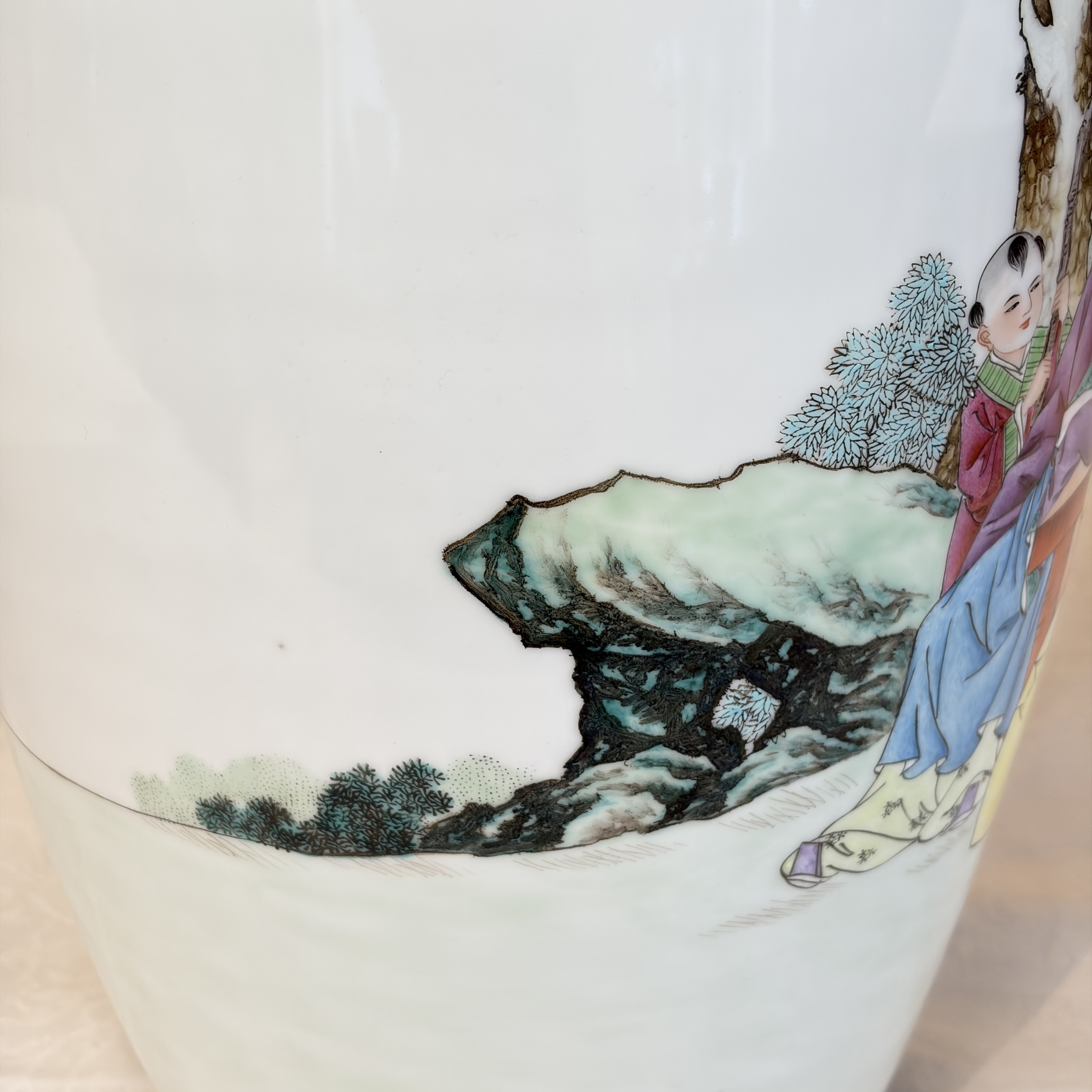 A pair of Chinese famille rose 'Landscape' vases and an 'Immortals' vase — 照片 18