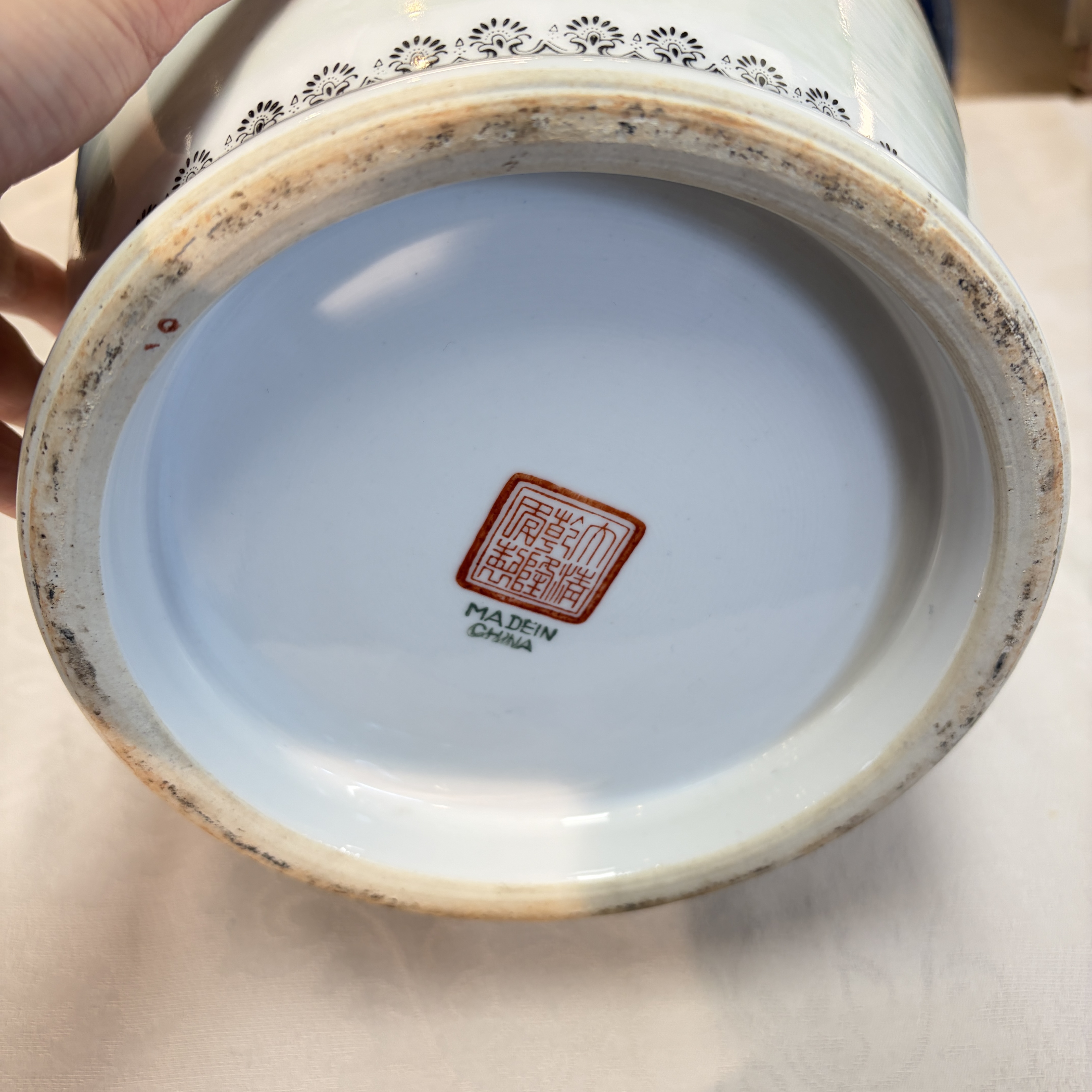 A pair of Chinese famille rose 'Landscape' vases and an 'Immortals' vase — 照片 20