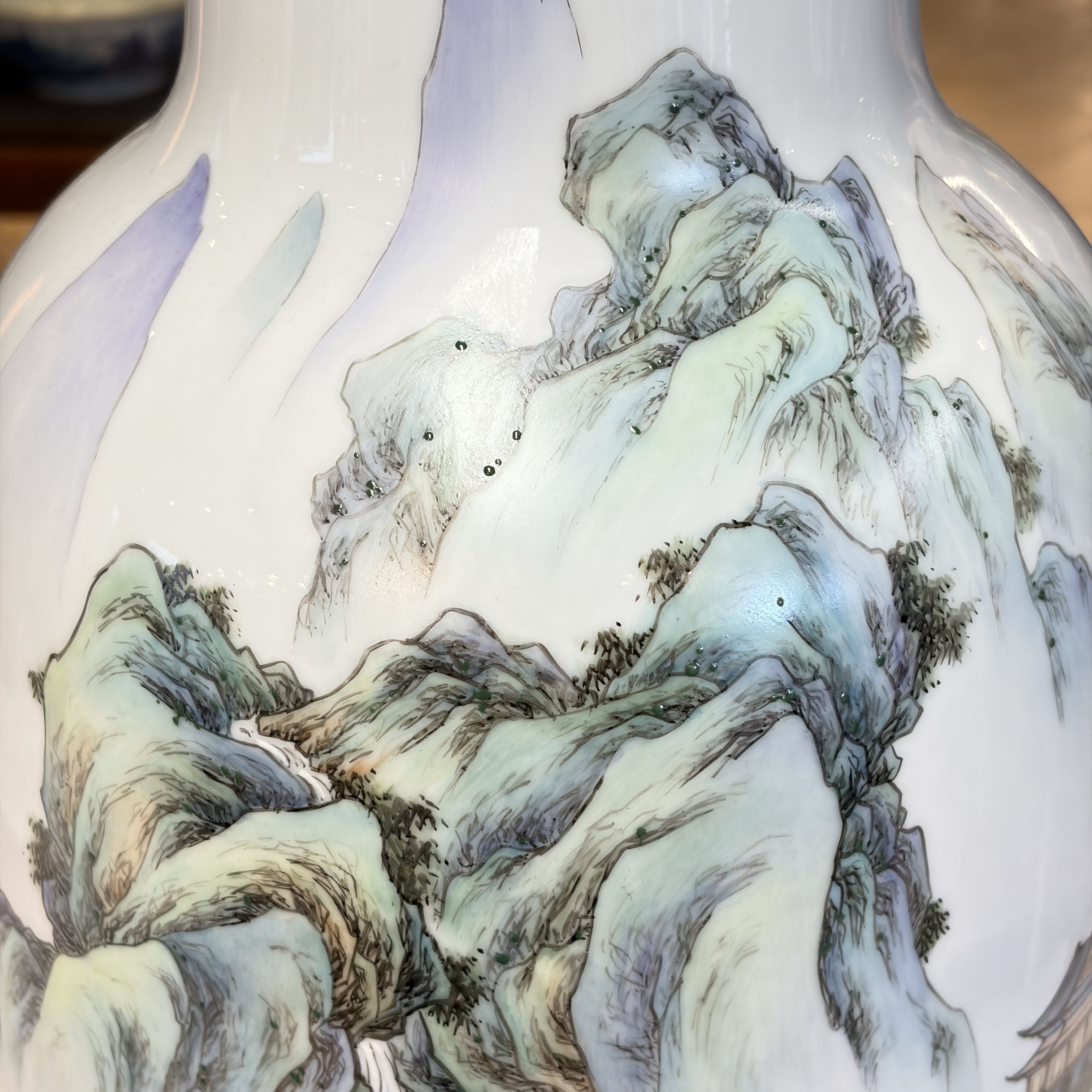 A pair of Chinese famille rose 'Landscape' vases and an 'Immortals' vase — 照片 23