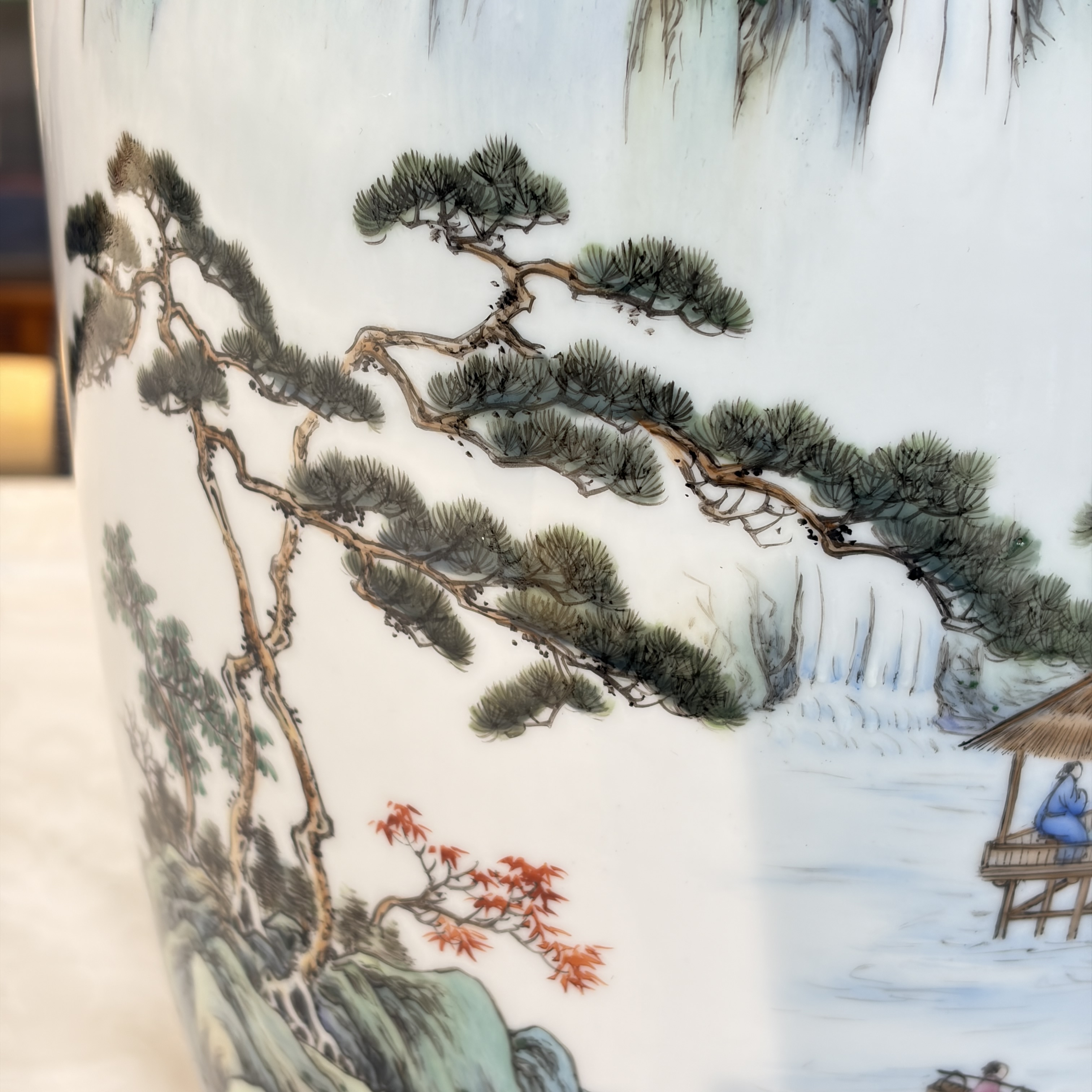 A pair of Chinese famille rose 'Landscape' vases and an 'Immortals' vase — 照片 27