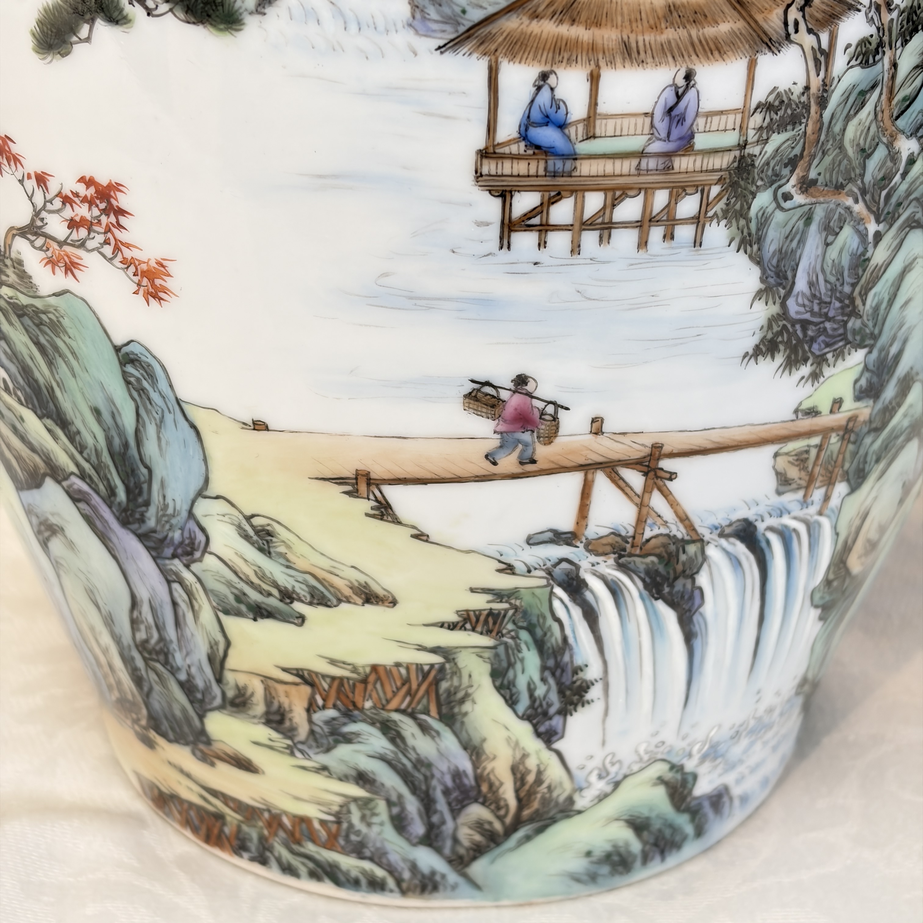 A pair of Chinese famille rose 'Landscape' vases and an 'Immortals' vase — 照片 29