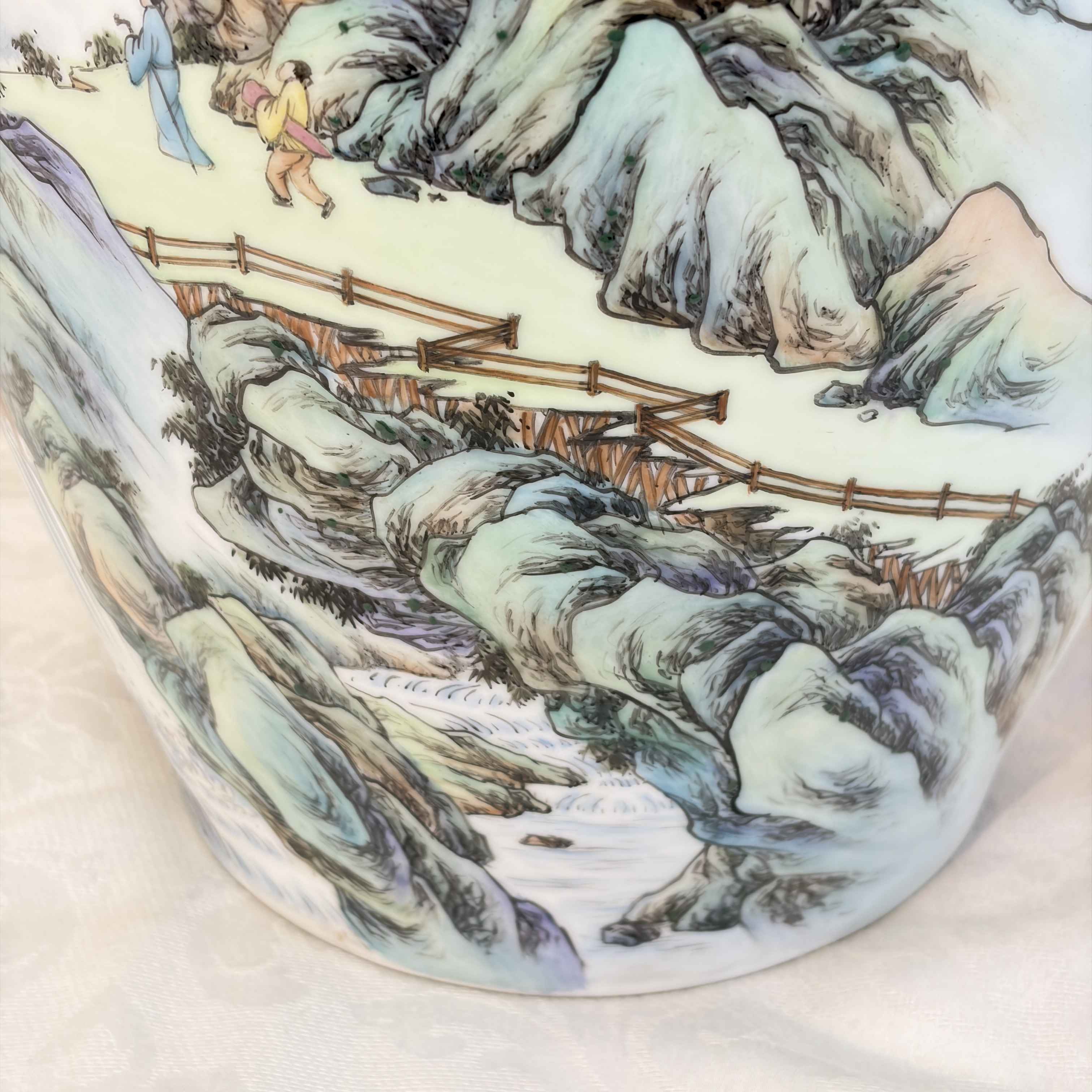 A pair of Chinese famille rose 'Landscape' vases and an 'Immortals' vase — 照片 32