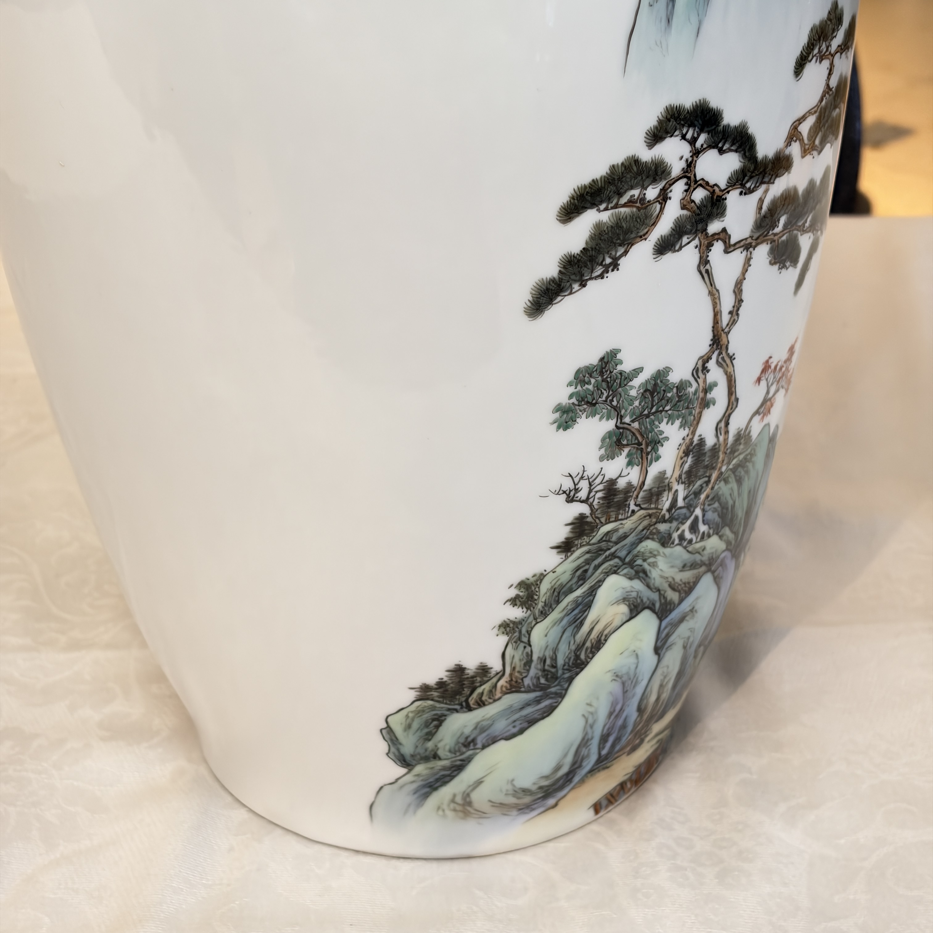 A pair of Chinese famille rose 'Landscape' vases and an 'Immortals' vase — 照片 37
