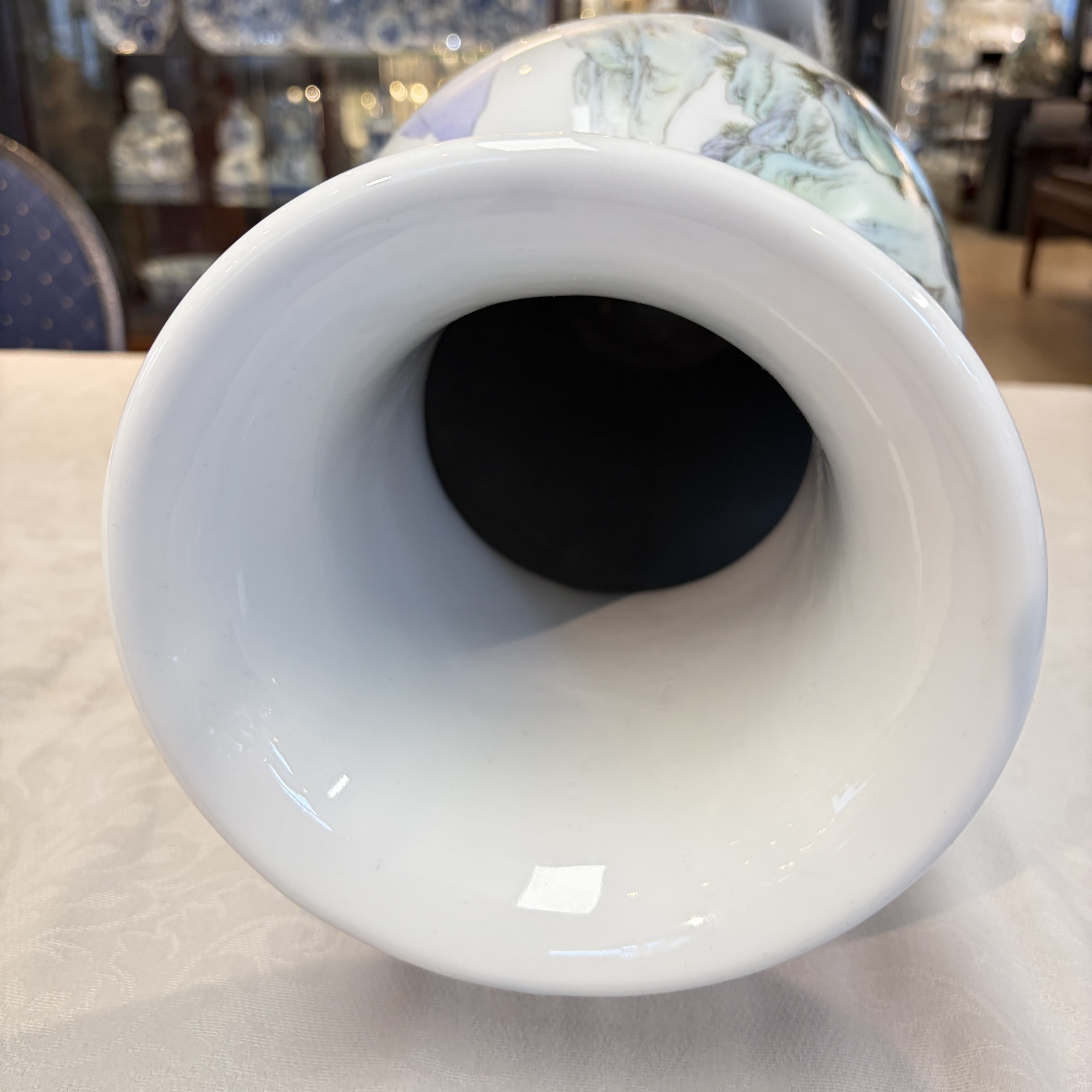 A pair of Chinese famille rose 'Landscape' vases and an 'Immortals' vase — 照片 38